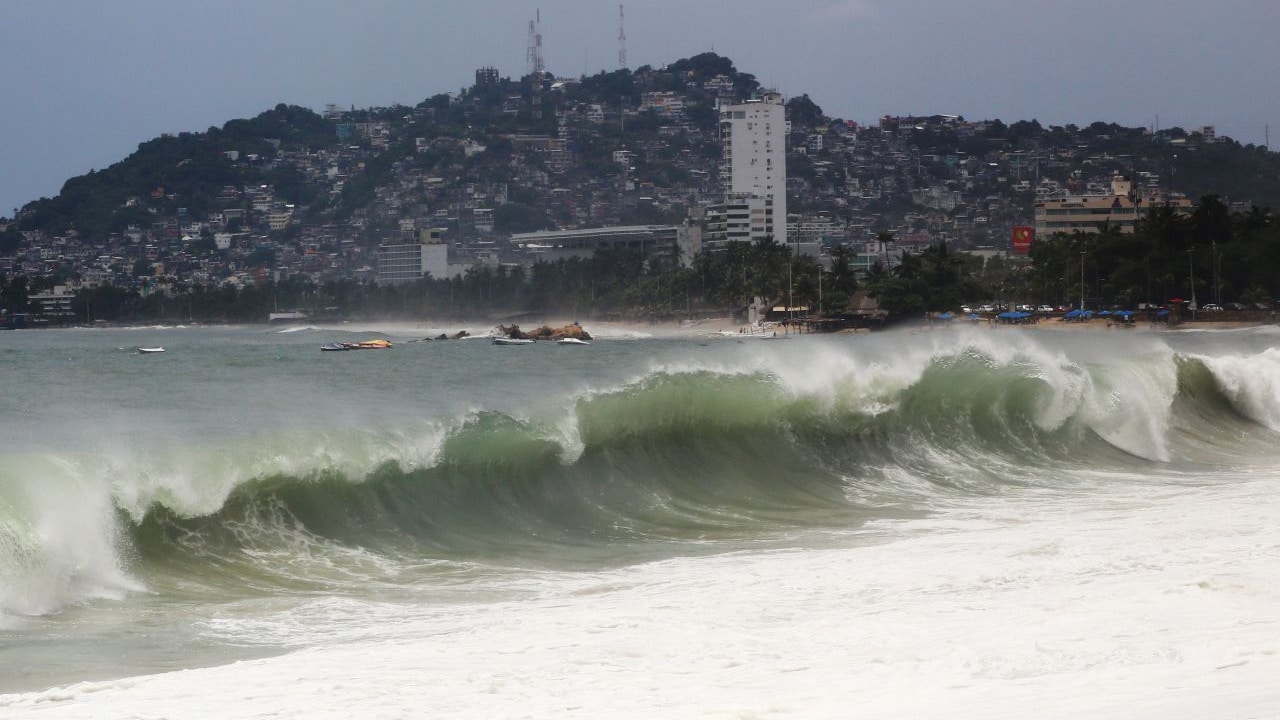 Vista de una playa en Acapulco con oleaje fuerte.