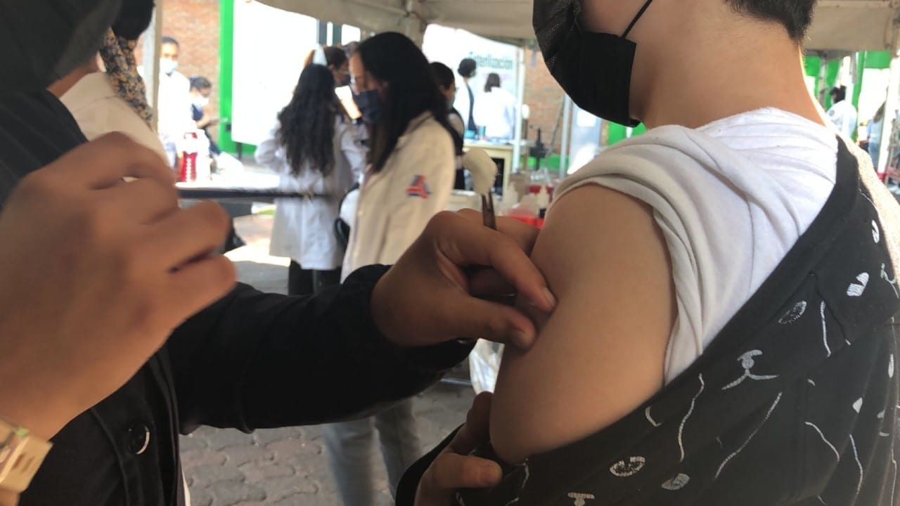 Miles de adolescentes entre 12 y 14 años se vacunan contra COVID-19 en CDMX