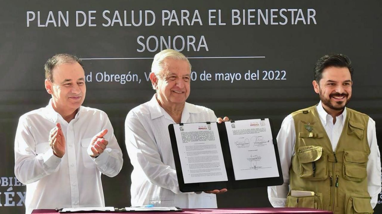 El presidente Andrés Manuel López Obrador firma el convenio del IMSS Bienestar en Sonora.