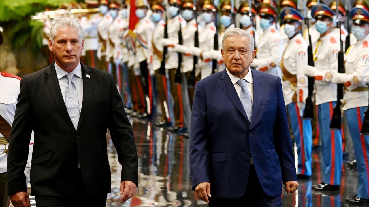 El presidente cubano Miguel Diaz-Canel (i), recibe a su homólogo de México, Andrés Manuel López Obrador (d), en el Palacio de la Revolución, en La Habana, Cuba.