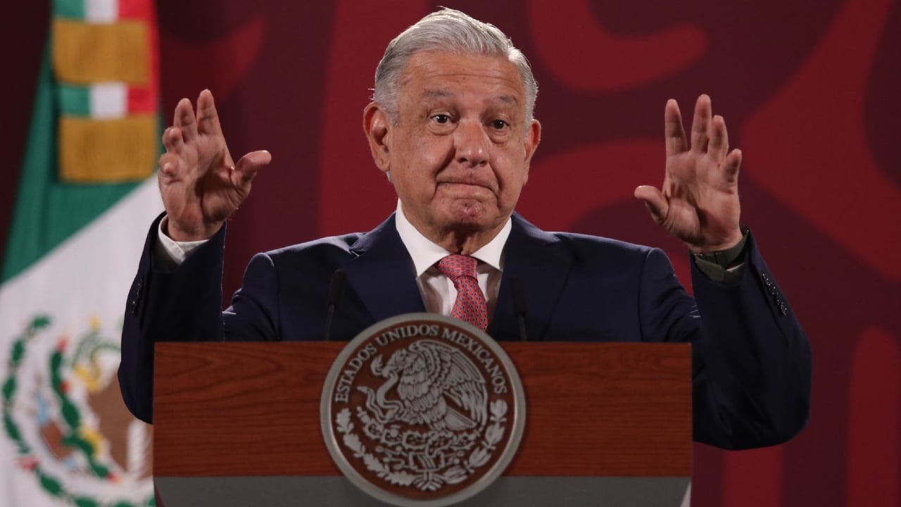El presidente, Andrés Manuel López Obrador, presenta su plan antinflacionario en su conferencia mañanera desde Palacio Nacional.