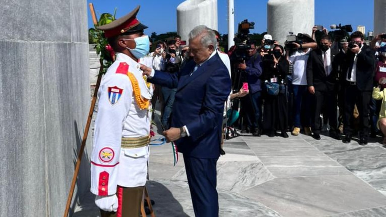 El presidente, Andrés Manuel López Obrador (AMLO), deposita una ofrenda floral en el Monumento a José Martí