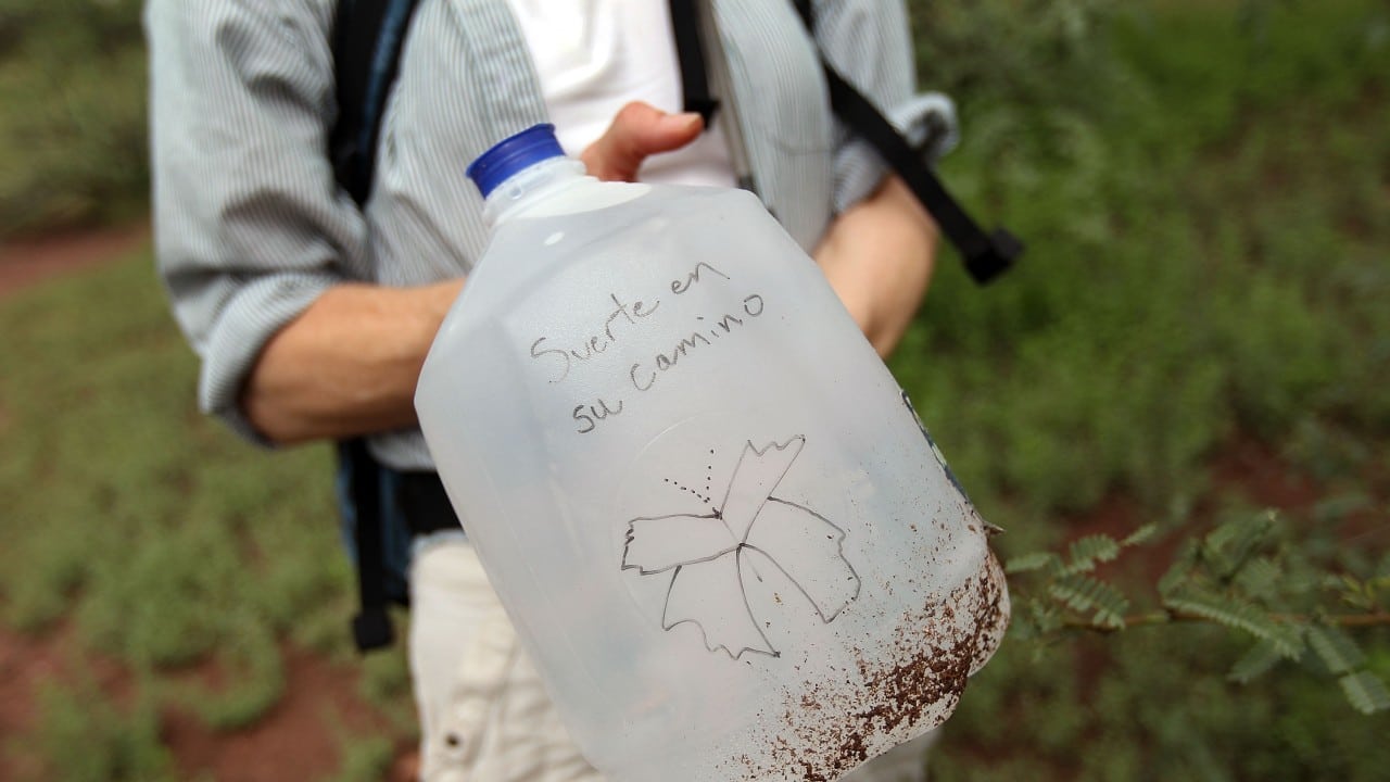 Una botella de agua para migrantes que cruzan a Arizona desde México (Getty Images)