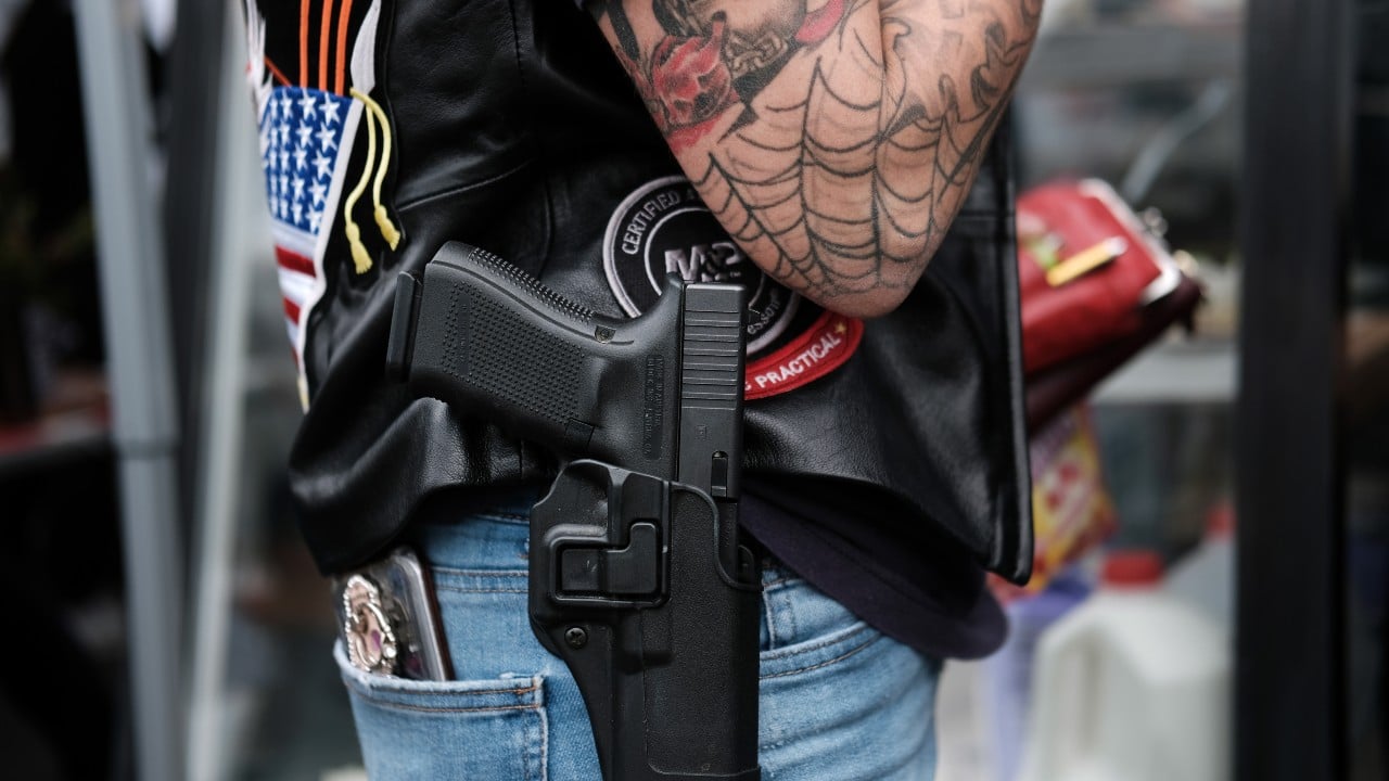 Una persona celebra la cultura de las armas en Estados Unidos (Getty Images)