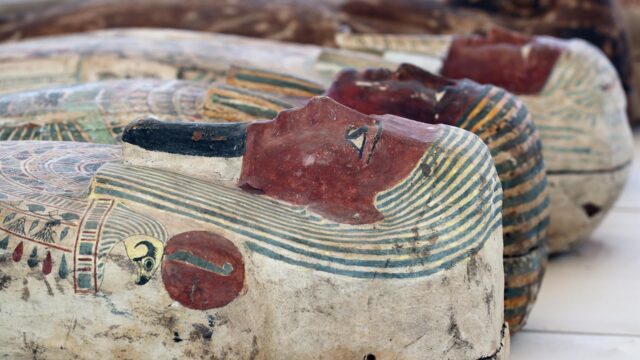 Arqueólogos descubren 250 ataúdes con momias y estatuas del antiguo Egipto