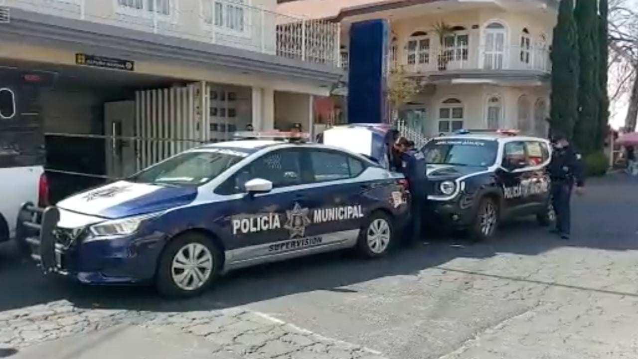 Elementos de la Policía municipal de Puebla tras un asalto (Twitter:@fercastillo10)