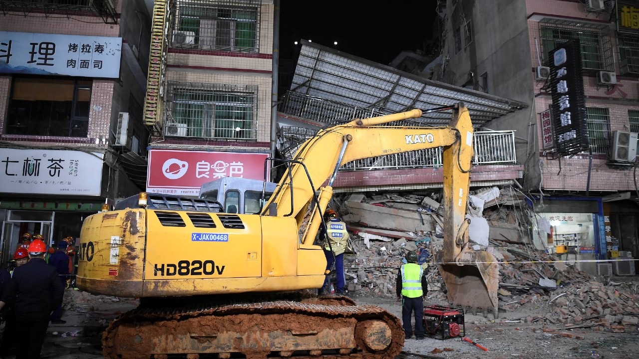 Ascienden a 53 los muertos por derrumbe de edificio en China