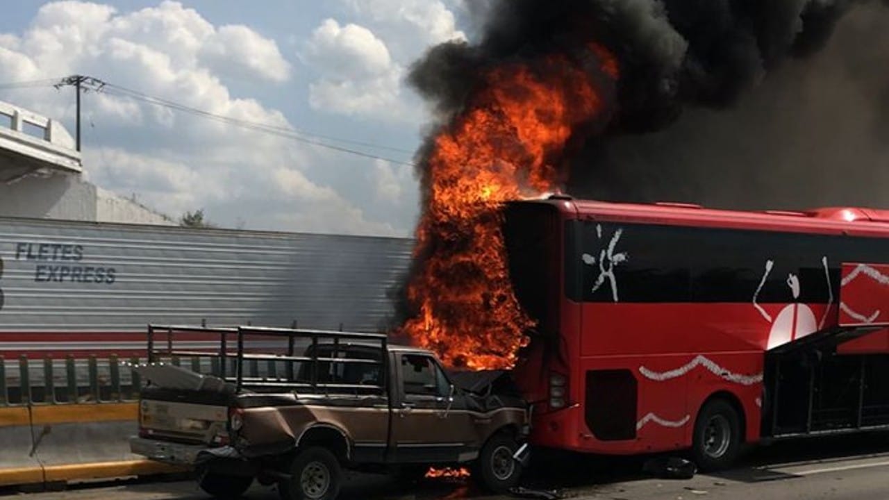 Autobús de pasajeros se incendia en la autopista Córdoba-Orizaba