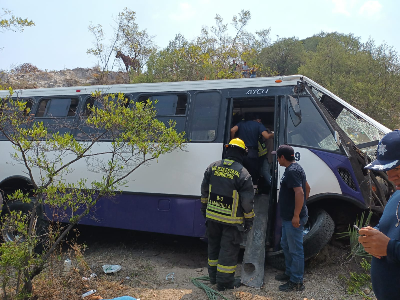 Autobús que transportaba peregrinos se accidenta en Puebla; muere una mujer