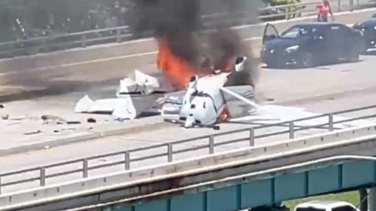 Avioneta se estrella en puente de Miami-Beach; hay al menos seis heridos.