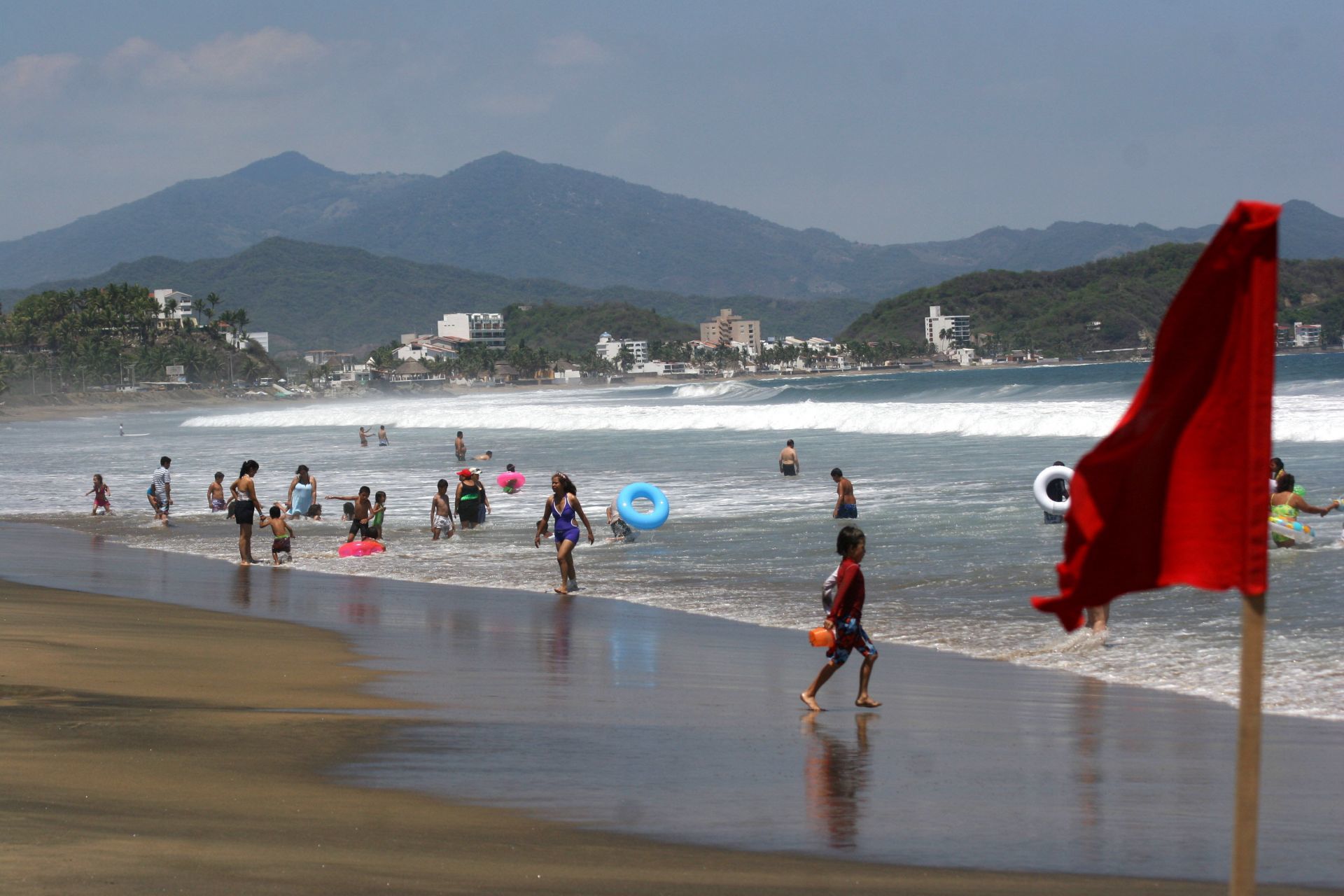 Bandera roja en playas de Colima (Cuartoscuro)