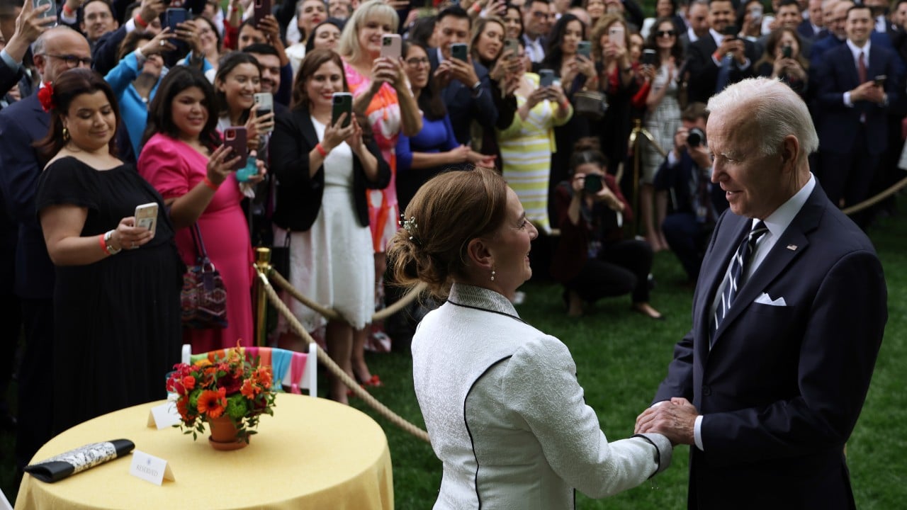 El presidente Joe Biden saluda a Beatriz Gutiérrez Müller, esposa de su homologo de México, Andrés Manuel López Obrador, durante una recepción del Cinco de Mayo en el Jardín de las Rosas de la Casa Blanca el 5 de mayo de 2022 en Washington (Getty Images)