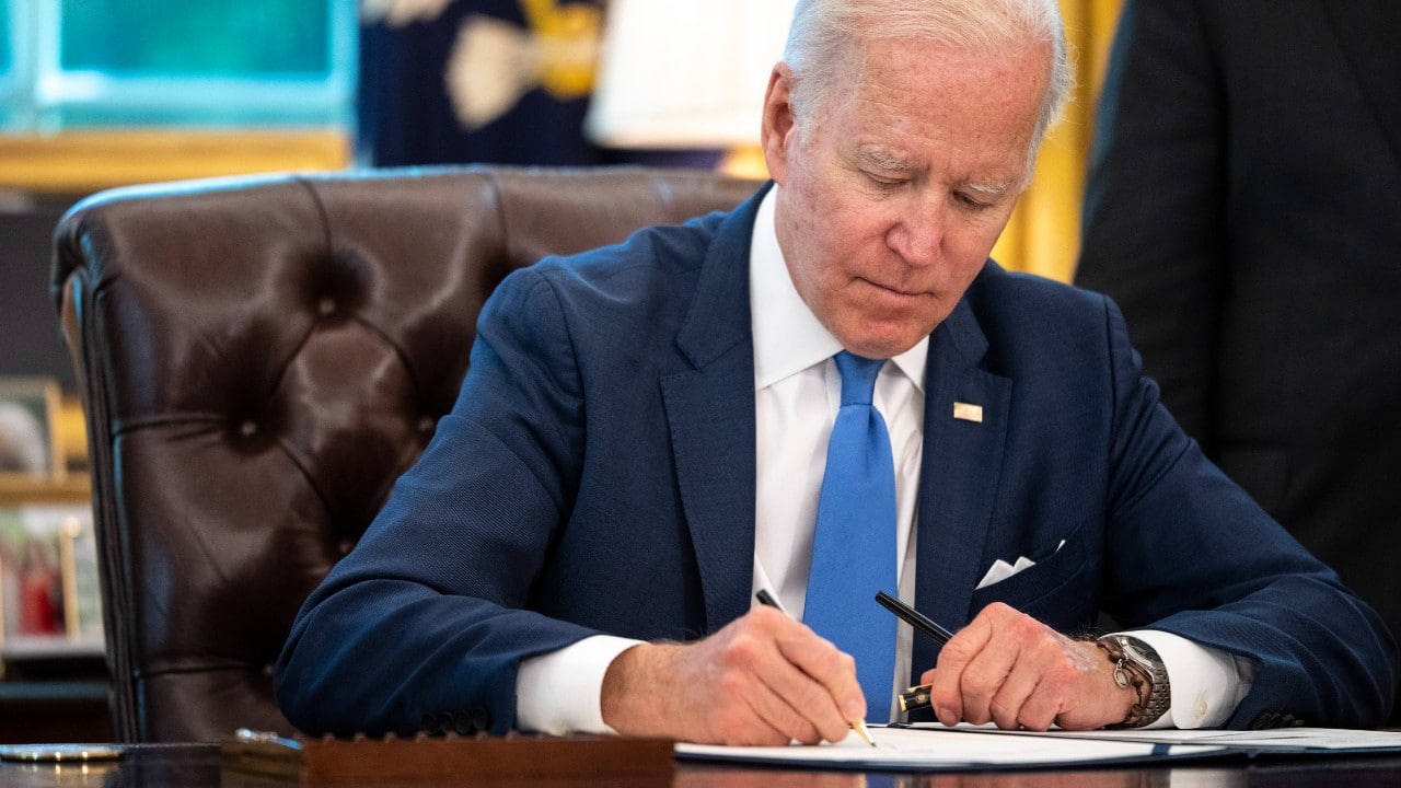 El presidente de Estados Unidos, Joe Biden, firma la Ley de Préstamo y Arriendo para la Defensa de la Democracia de Ucrania (Getty Images)