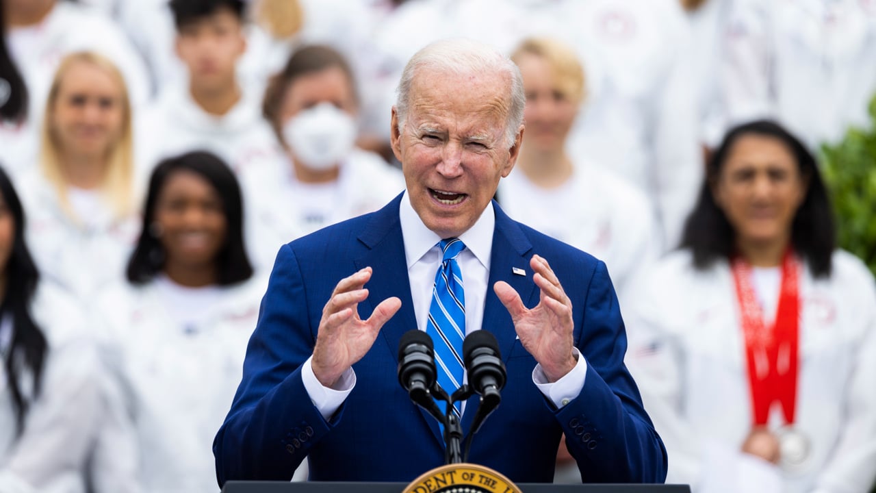 El presidente estadounidense, Joe Biden, ofrece una conferencia a los atletas olímpicos del equipo de EEUU.