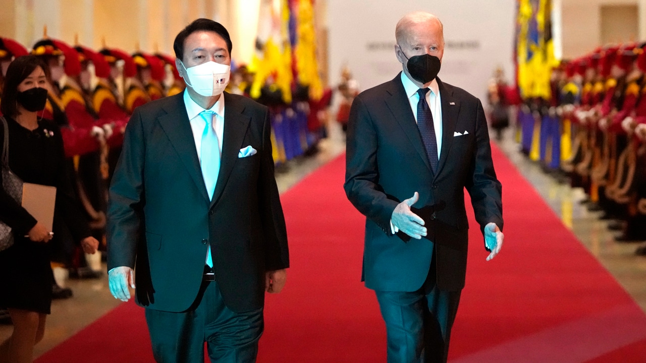 Fotografía del presidente de Estados Unidos, Joe Biden (d), y su nuevo par surcoreano Yoon Suk-yeol (i). Fuente: EFE