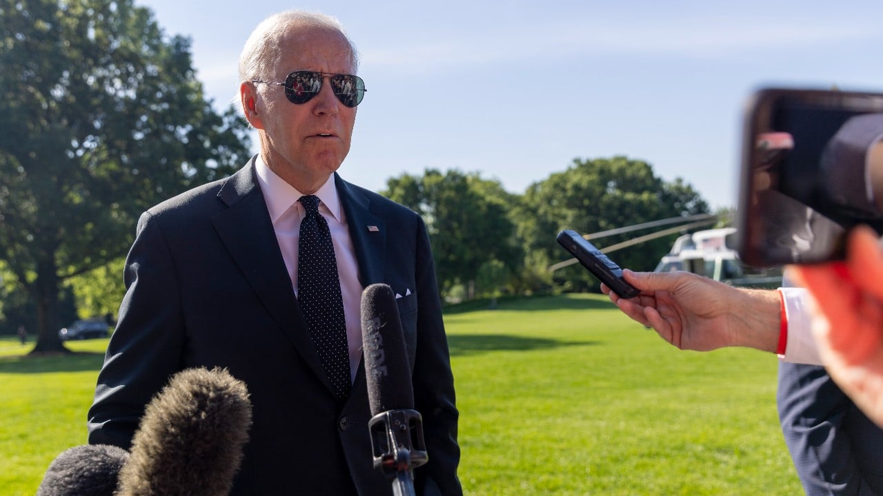 El presidente Joe Biden habla con los medios de comunicación en el jardín sur de la Casa Blanca, 30 de mayo de 2022 (Getty Images)