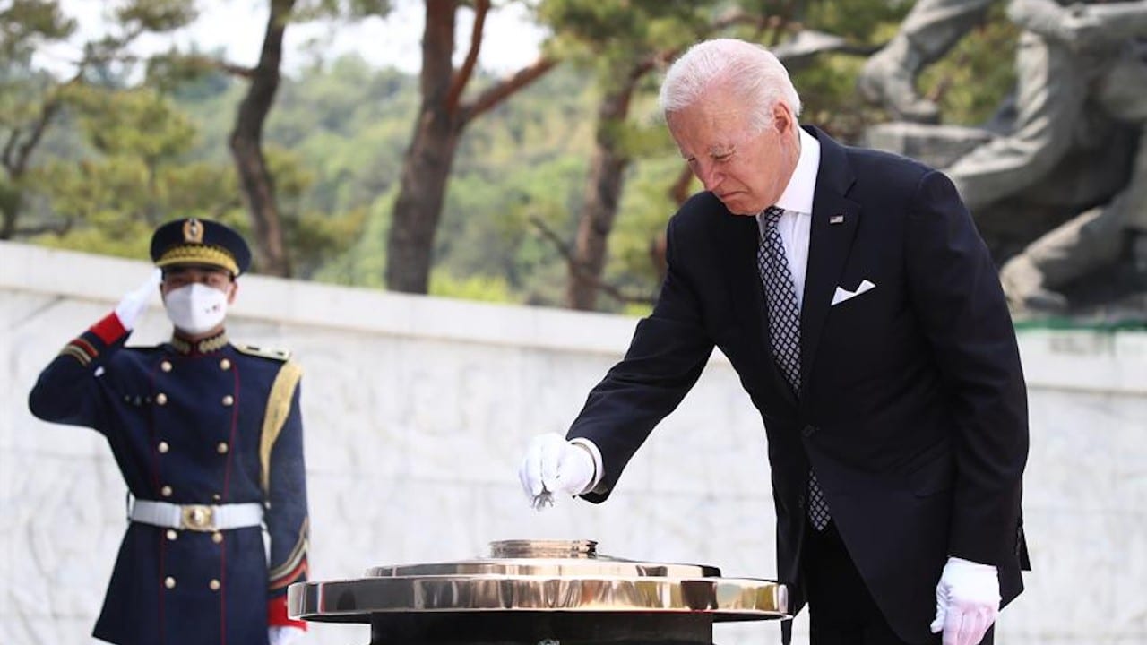 Joe Biden rinde tributo en Seúl a los caídos en la Guerra de Corea