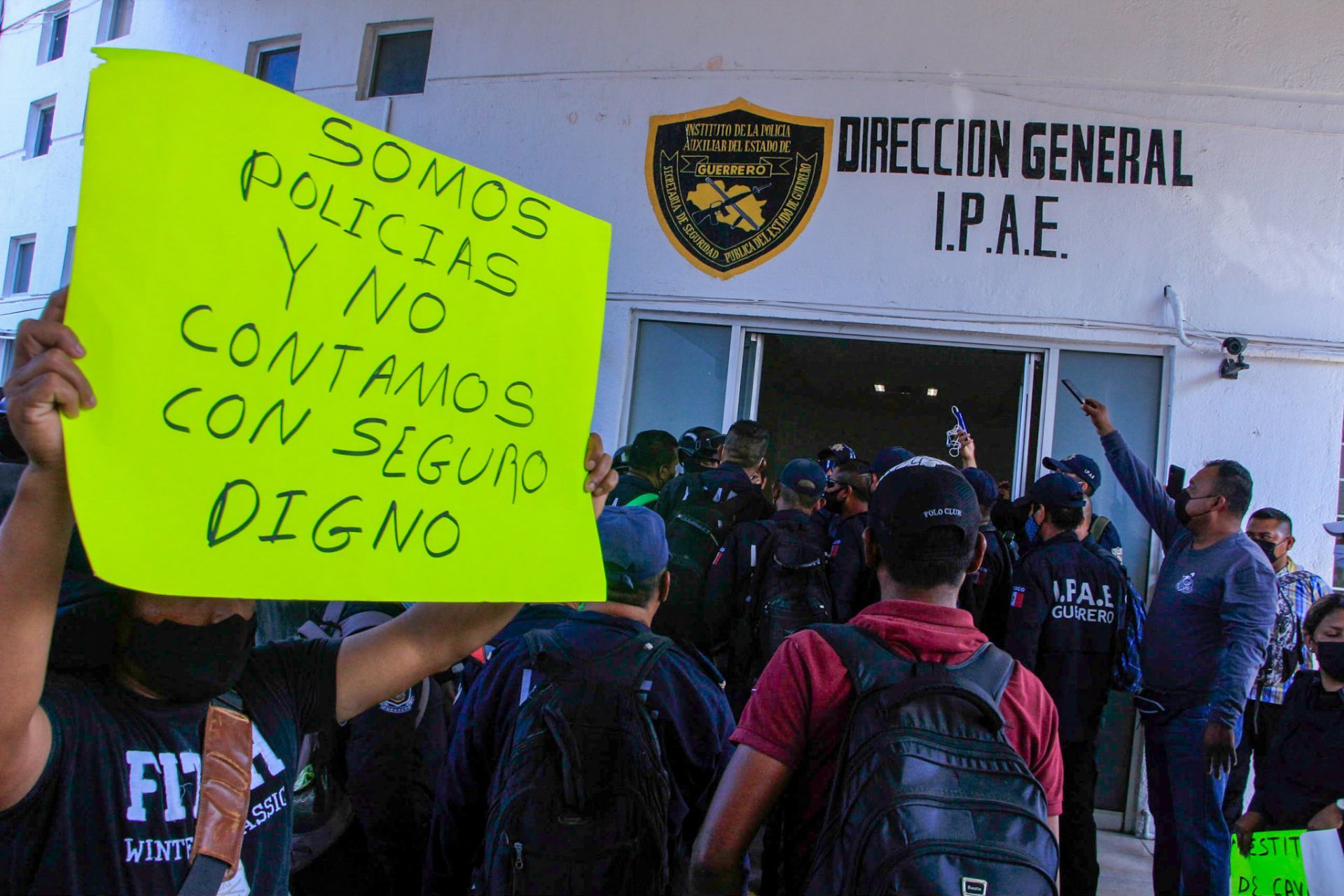 Policías auxiliares fueron desalojadas por policías antimotines mientras protestaban por la falta de garantías laborales en Acapulco (Cuartoscuro)