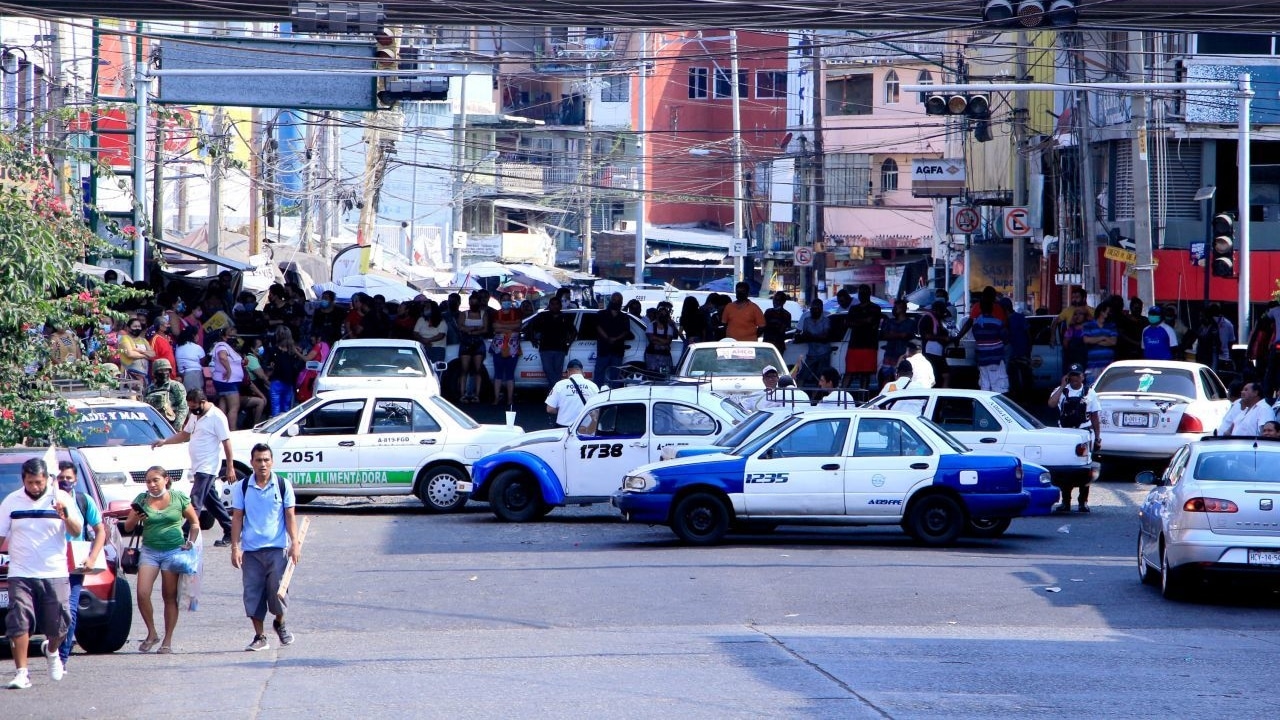 Comerciantes y trasportistas bloquearon por cinco horas varios puntos de Acapulco para exigir el retiro del Ejército de las calles