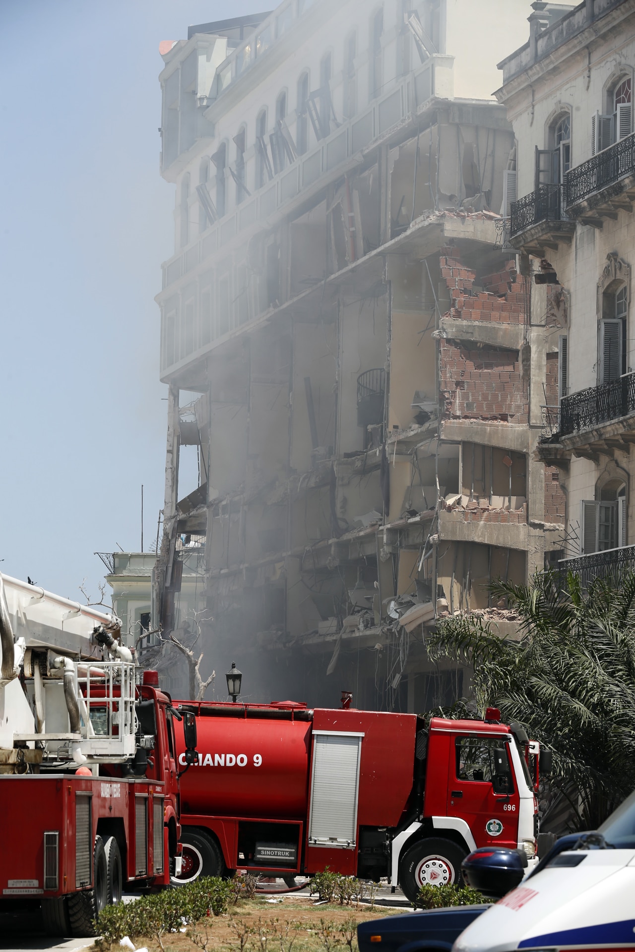 Un pipa de bomberos llegó al lugar de la explosión en el hotel Saratoga. Fuente: EFE