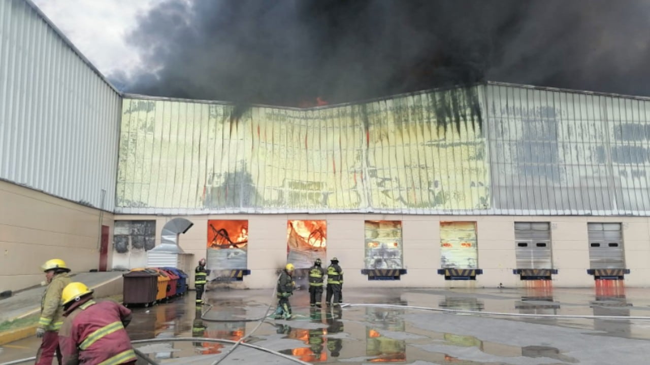 Servicios de emergencia laboran en sofocar un incendio en el parque industrial Ziporex, en Lerma, Edomex (Twitter: @pciviledomex)