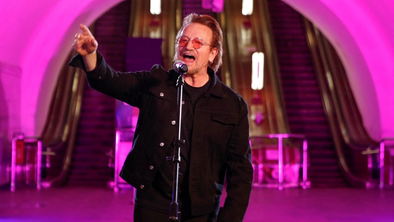 Bono, líder de U2, brinda concierto sorpresa en Kiev, Ucrania