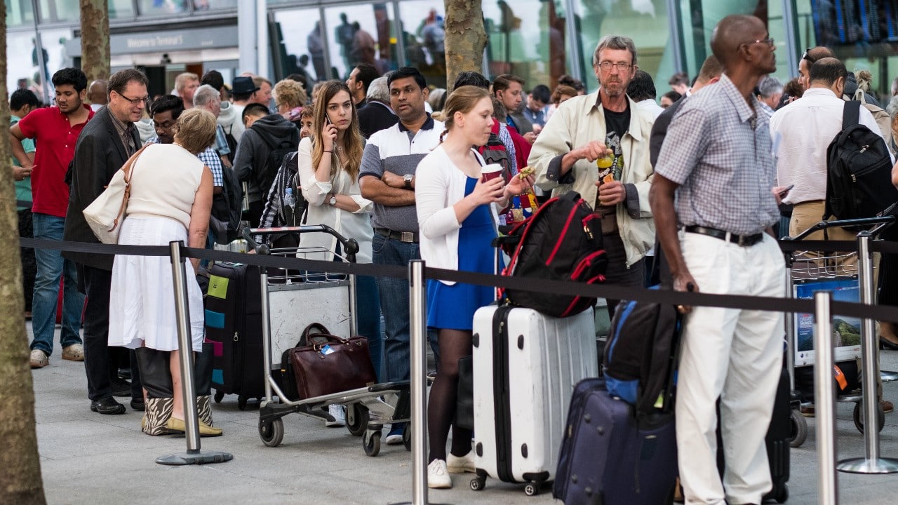 Unión Europea dejará de exigir cubrebocas en aviones y aeropuertos