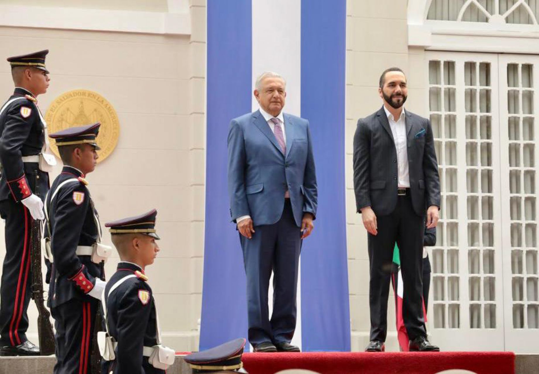 Andrés Manuel López Obrador, presidente de México, y Nayib Bukele, presidente del El Salvador, durante la ceremonia de bienvenida, 6 de mayo de 2022 (Cuartoscuro)