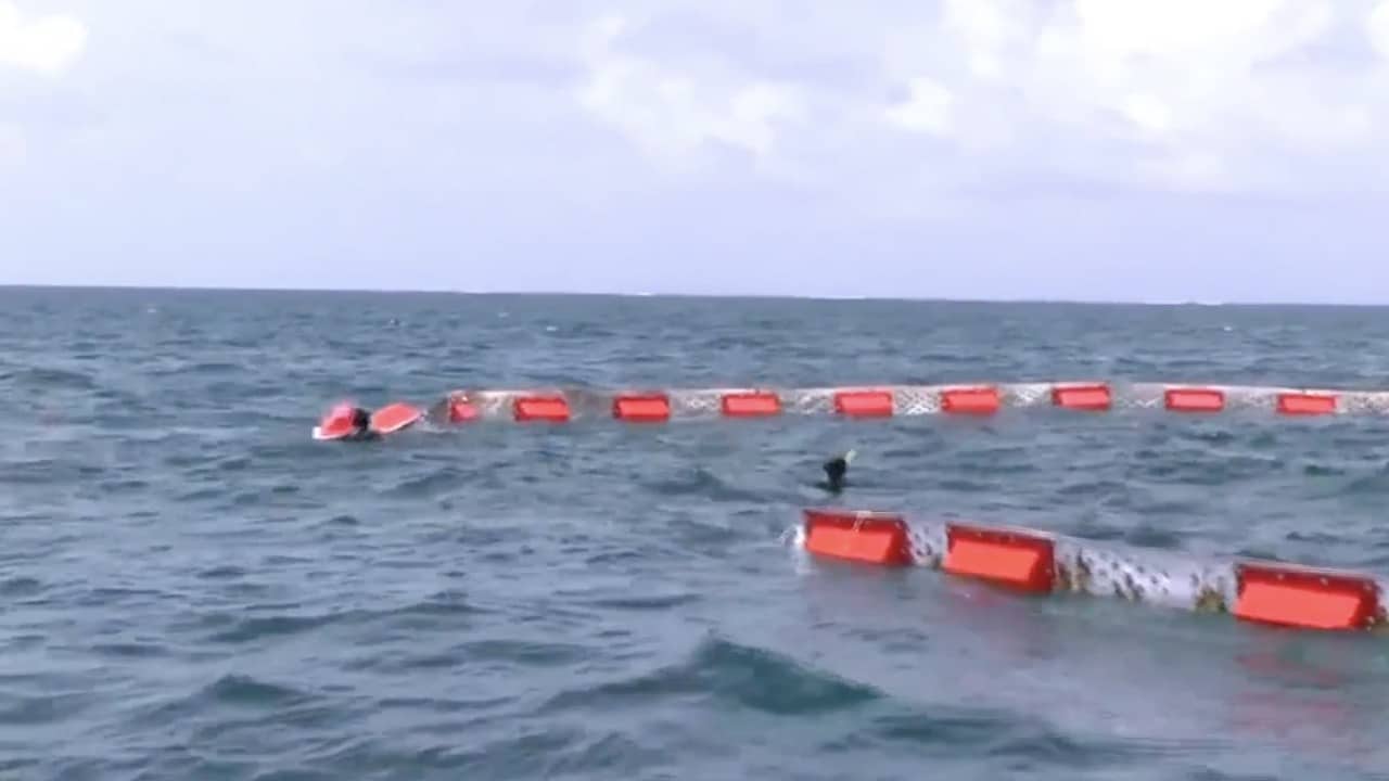 Buzos taladran fondo marino para anclar barreras contra sargazo en Quintana Roo