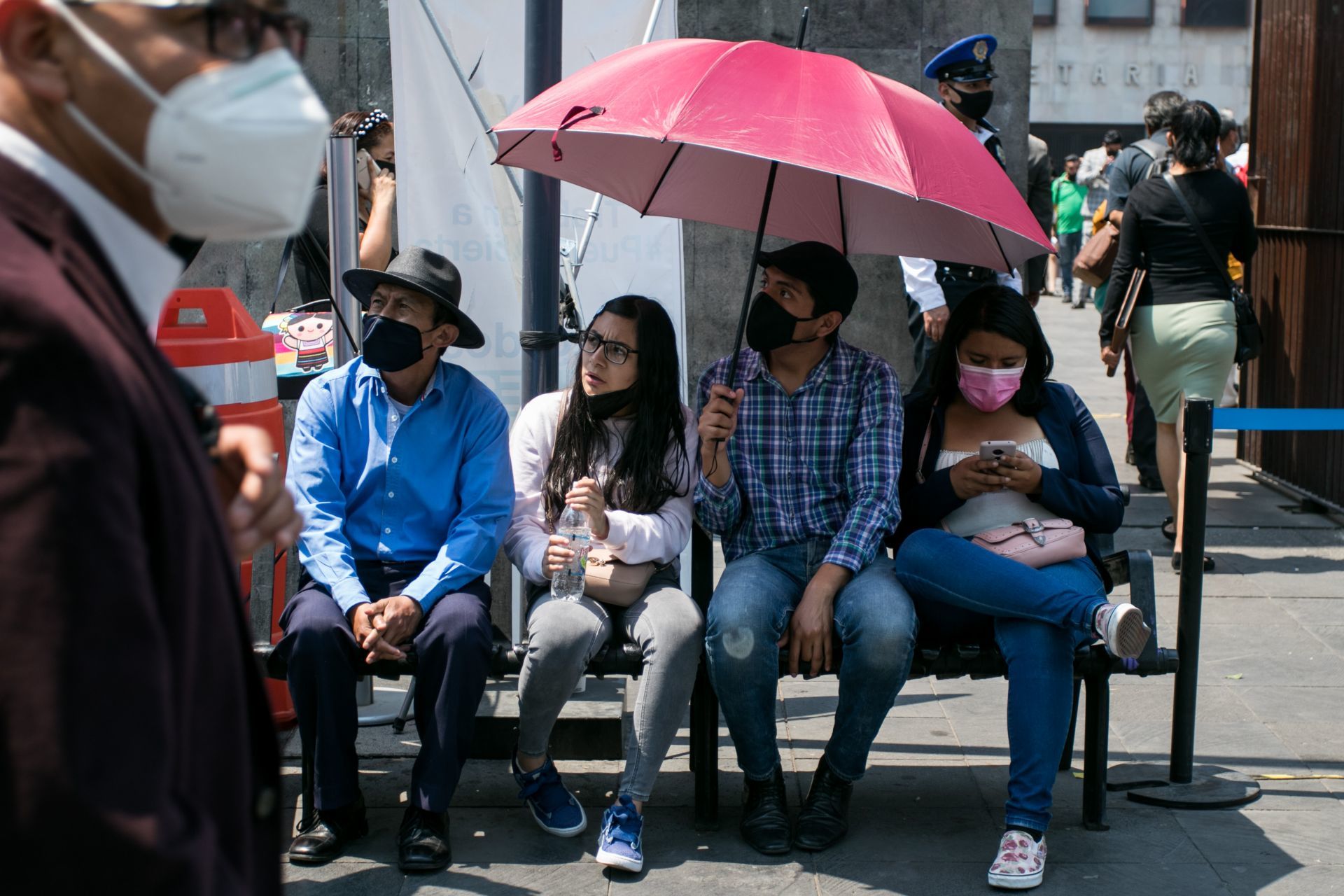 Sombrilla compartida por jóvenes en avenida Juárez, CDMX (Cuartoscuro)