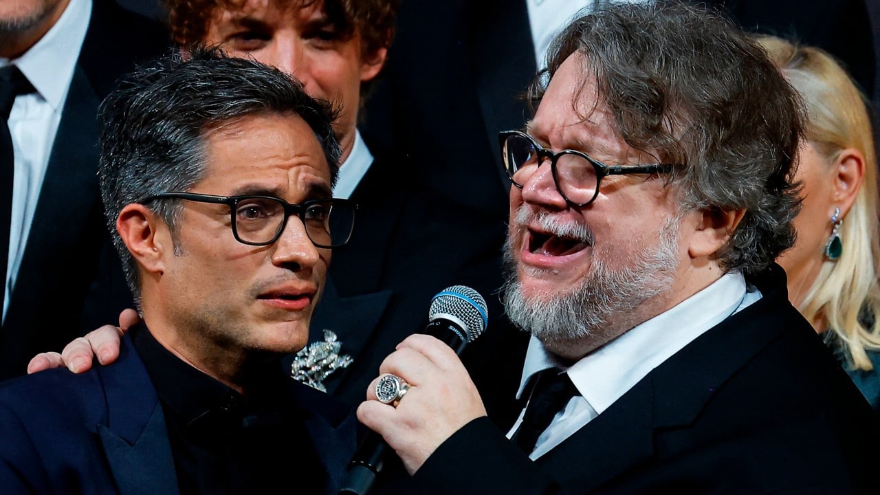 Guillermo del Toro y Gael García cantan ‘Me cansé de rogarle’ en Festival de Cannes