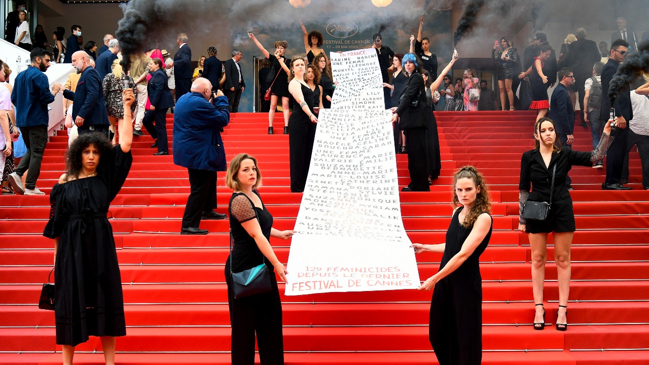 Feministas denuncian feminicidios durante alfombra roja de Cannes