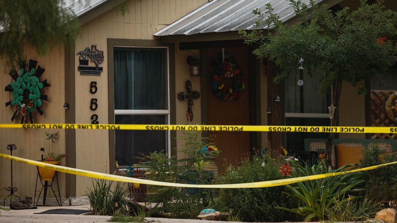 La casa del presunto pistolero, Salvador Ramos, de 18 años, es acordonada con cinta policial en Uvalde, Texas (Getty Images)