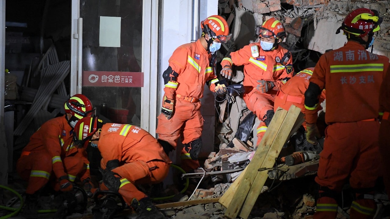 Rescatan a mujer después de pasar 50 horas atrapada en un derrumbe en China