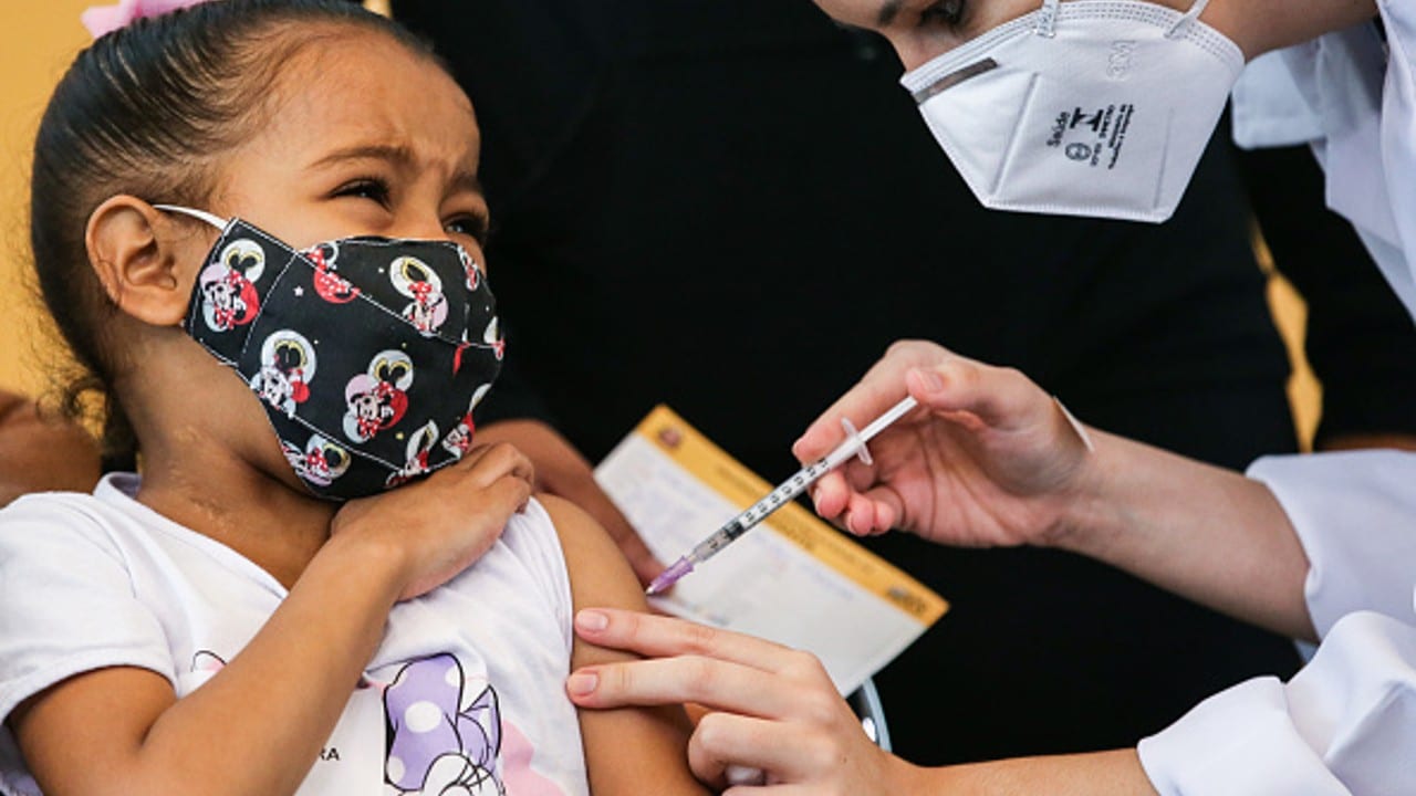 Comité de expertos de los CDC de EEUU respalda vacunas de refuerzo para niños.