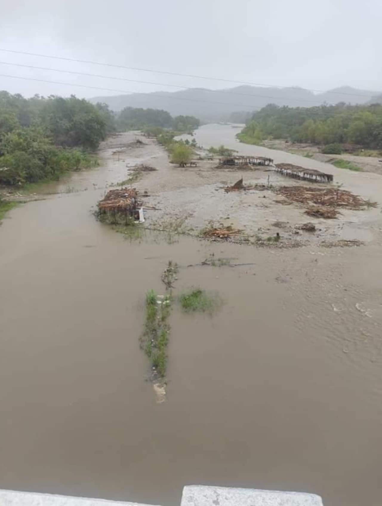 El Río Copalita en la zona de la Costa Oaxaqueña, su nivel creció de forma rápida (Twitter: @CEPCO_GobOax)