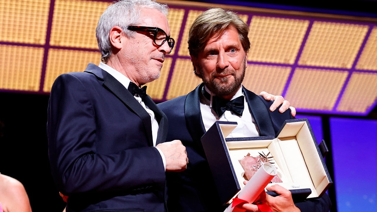 ‘Triangle of Sadness’ gana Palma de Oro en Cannes; Cuarón entrega premio