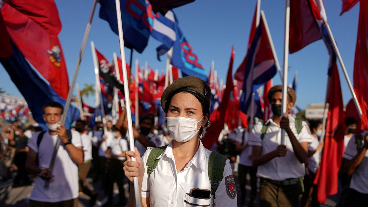 Marchan en Cuba por el Día del Trabajo tras dos años de ausencia por pandemia