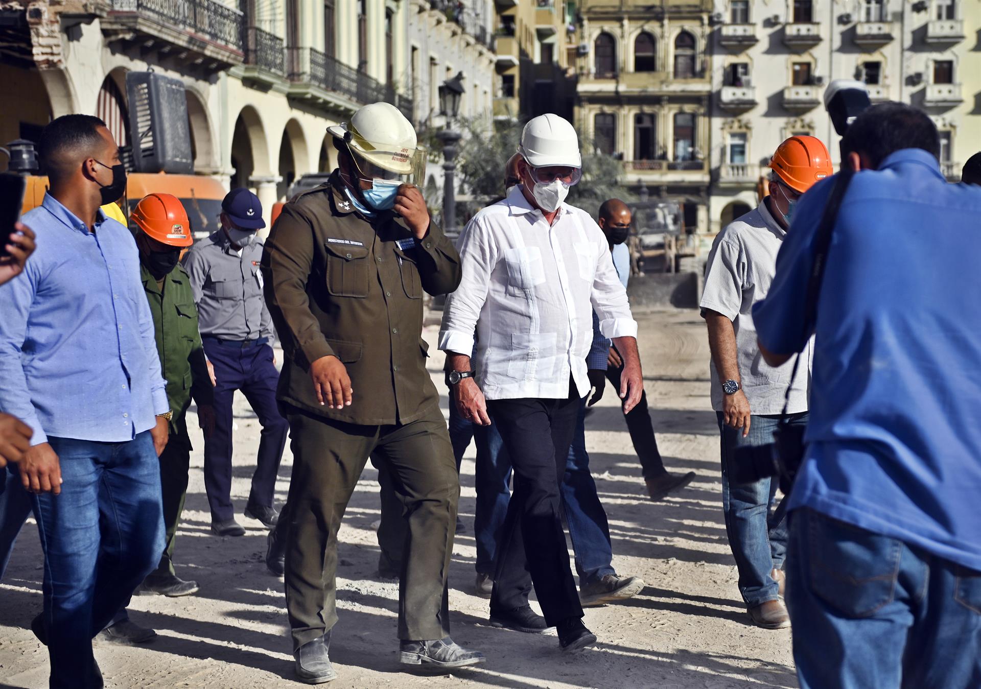 El presidente cubano, Miguel Diaz-Canel (centro), recorre la zona del Hotel Saratoga, 10 de mayo de 2022 (EFE)