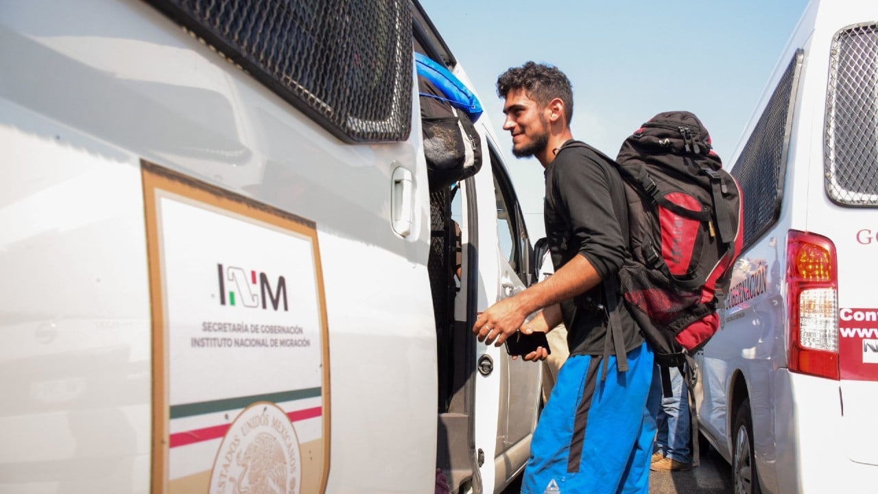 Decenas de migrantes instalan campamento afuera de subdelegación en Chiapas.
