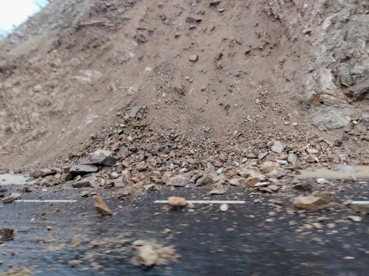 Se reportó el deslave en el tramo Pochutla Ciudad de Oaxaca en el kilómetro 166/500 (Twitter: @CEPCO_GobOax)
