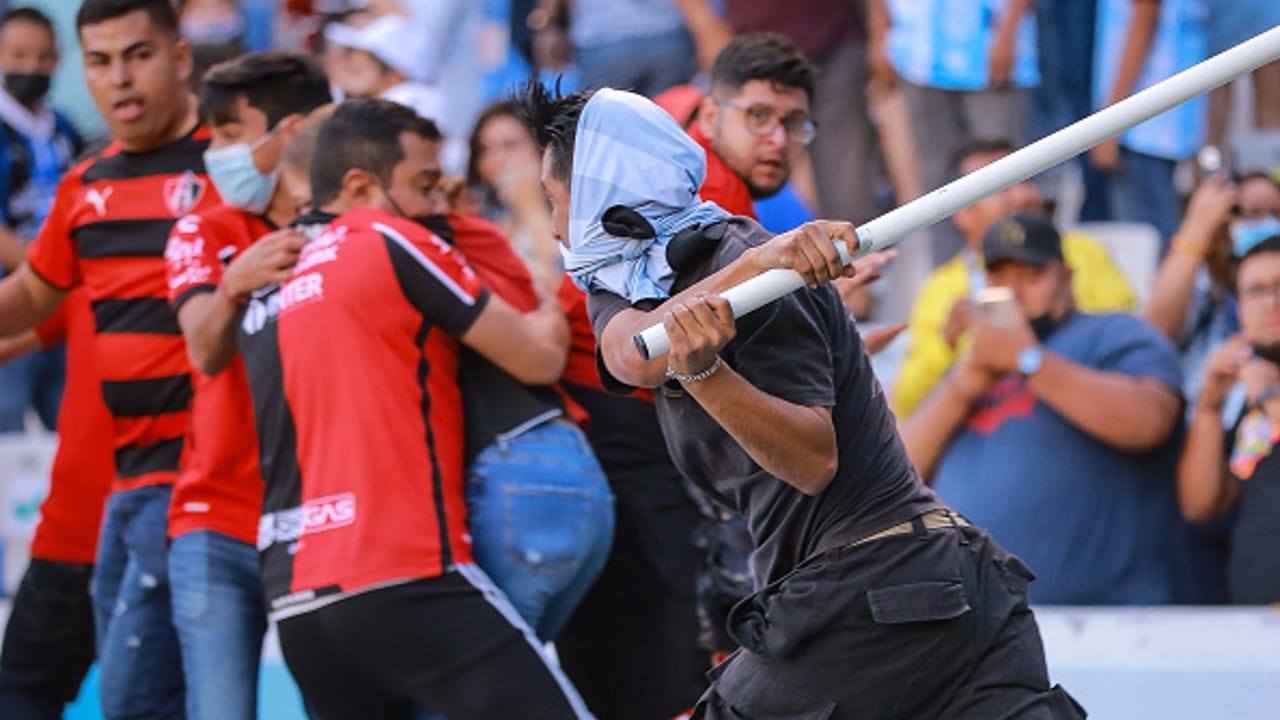 Detienen en Jalisco a tres aficionados que participaron en riña en el Estadio Corregidora.