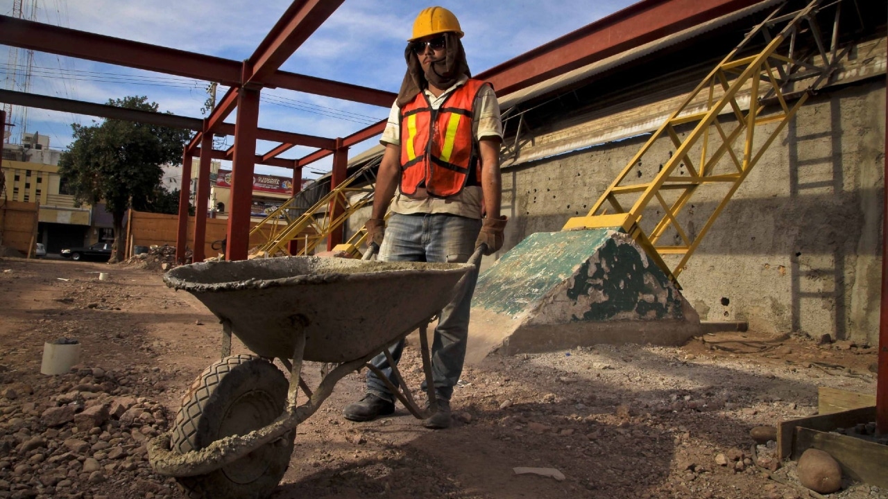 Fotografía de un trabajador mexicano laborando el 1 de Mayo