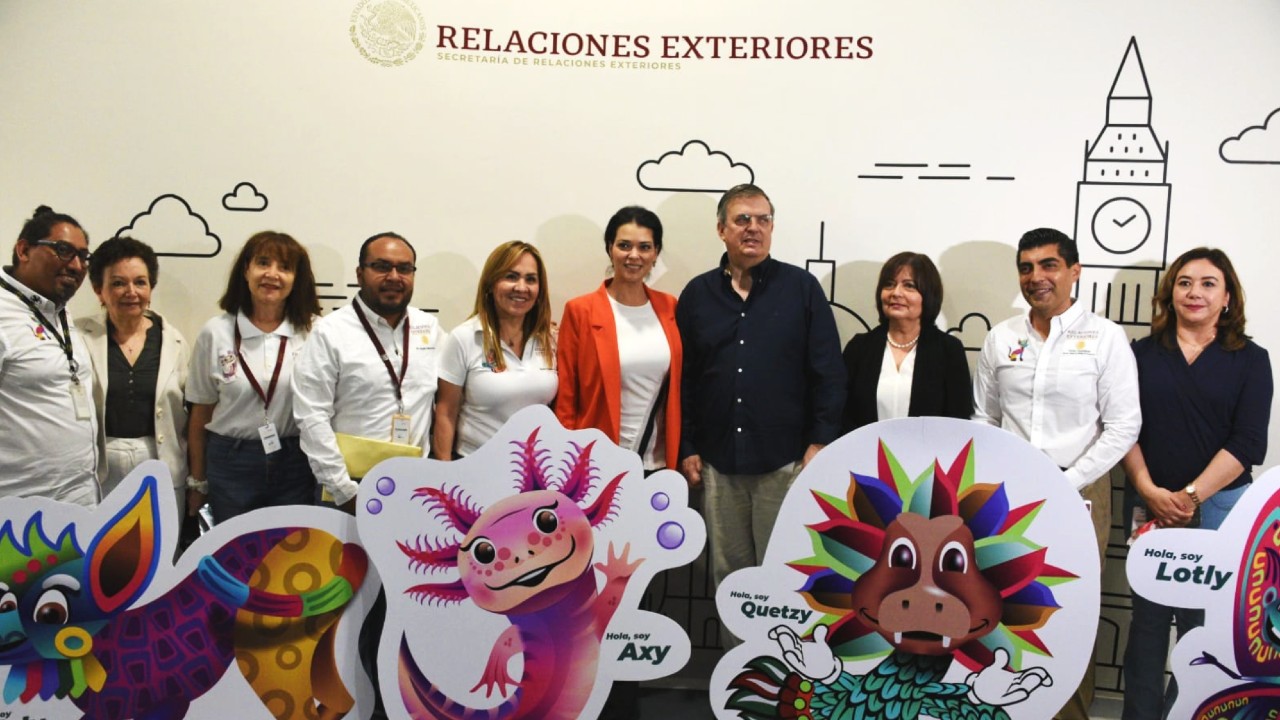 Ebrard recorre nueva oficina de pasaportes en Monterrey, la primera diseñada para niñas y niños