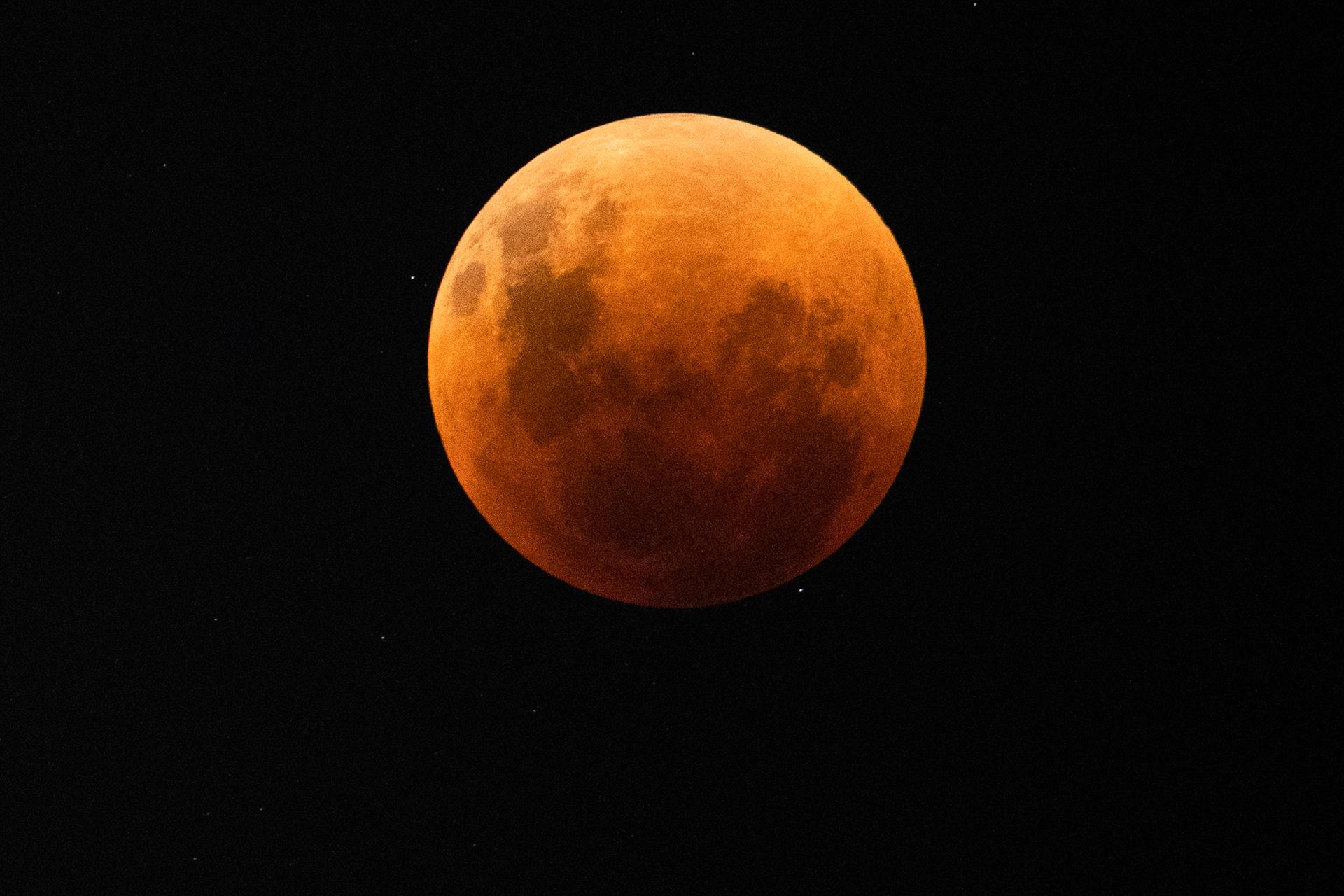 Eclipse lunar deleita a América