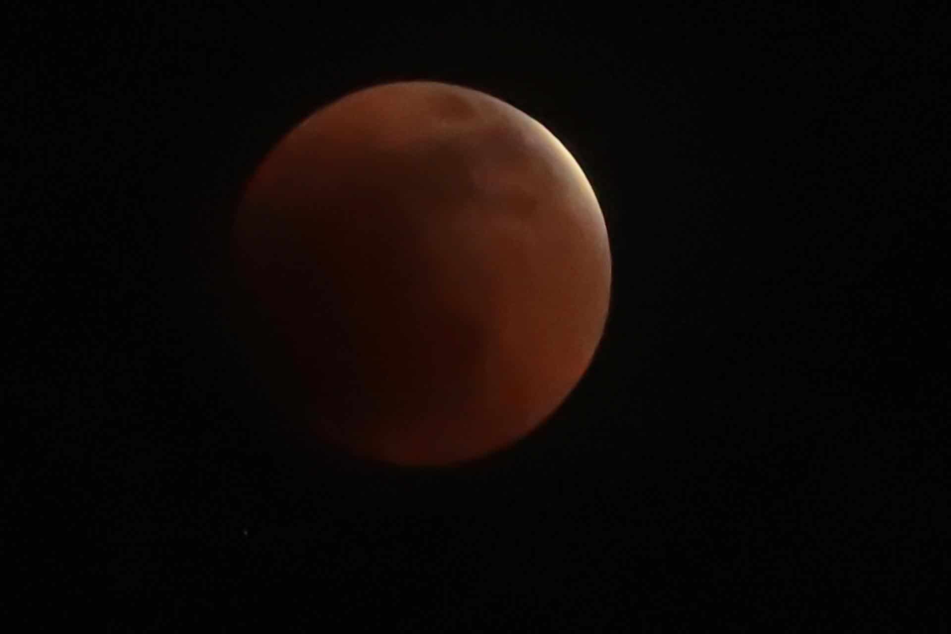 Eclipse lunar en su totalidad llamado Luna de Sangre