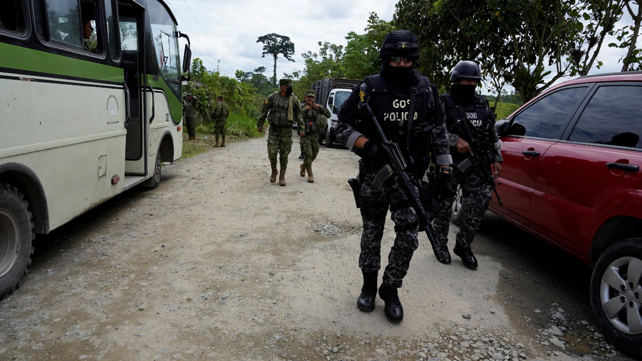 Trasladan a 76 presos a diferentes centros tras matanza en cárcel de Ecuador