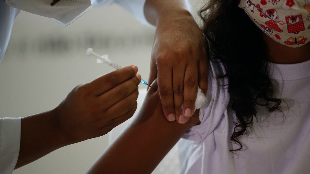 Aspectos de vacunación COVID-19 para niños. Fuente: Getty Images, archivo