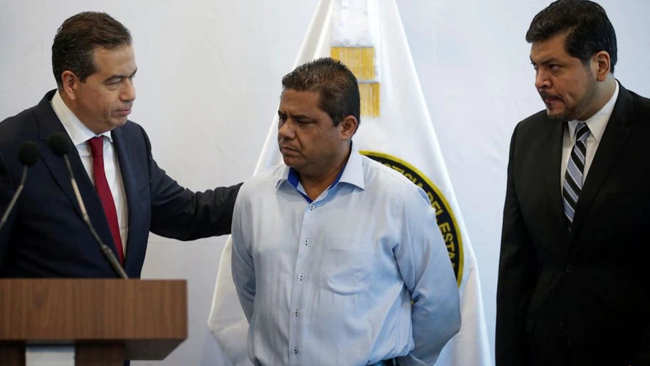 Mario Escobar, padre de Debanhi Escobar, asiste a una conferencia de prensa para discutir el caso de su hija en el edificio de la Fiscalía General de Nuevo León, 13 de mayo de 2022 (Reuters)