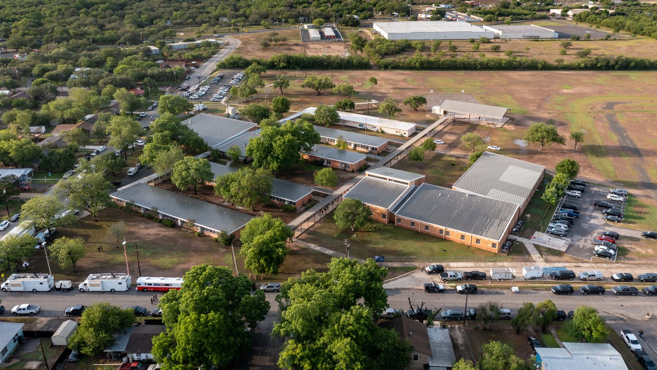 Vista aérea de la escuela primaria Robb, donde al menos 21 personas murieron, incluidos 19 niños, en Uvalde, Texas (Getty Images)